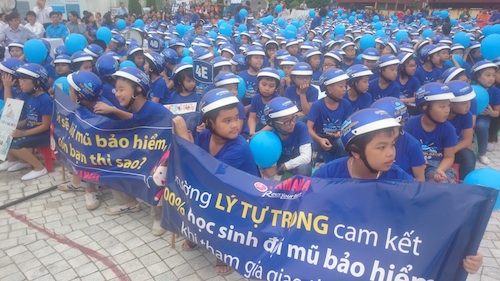 Người lớn đội mũ bảo hiểm, tại sao không đội cho trẻ em? ảnh 4